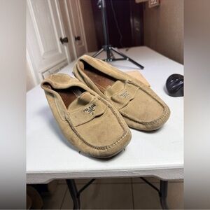 $800 Prada Tan Suede Drivers Size US 6.5
Made in Italy women
